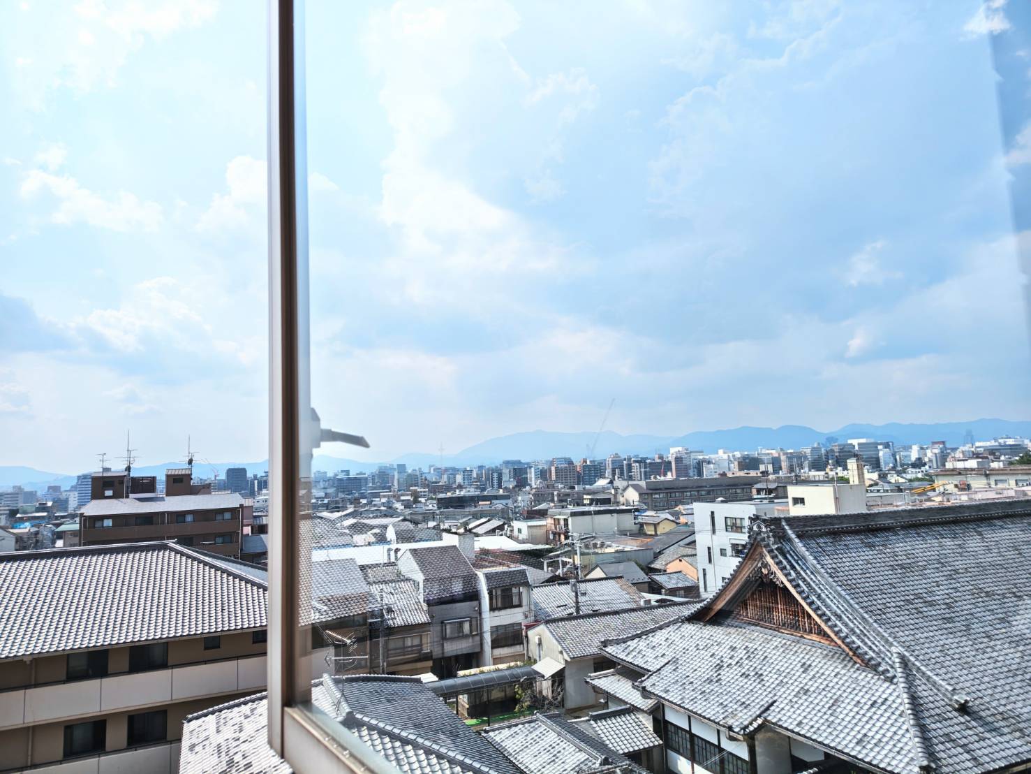 窓ガラスの向こう側